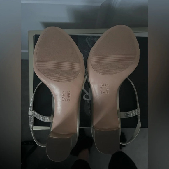 Naturalizer | Vanessa Dress Sandal in Champagne | Size 9 - Picture 7 of 7